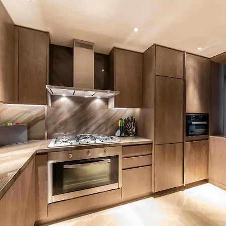Apartman Charming And Spacious Apt Lokk